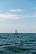 samotny jacht płynący po Bałtyku