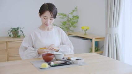 Poster - 60p　食事するミドル女性（料理・朝食・自炊・和食・健康）