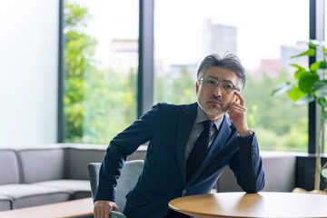 Poster - オフィスで考え込むエグゼクティブ男性