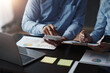 © amnaj - Group of business people meeting Point to the graph, study the company's growth graph, market, assess the profitability of the business.