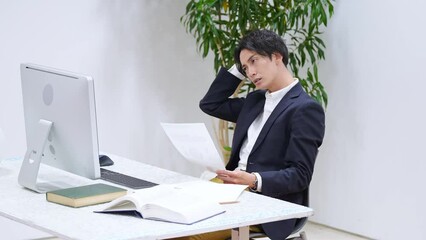 Aufkleber - オフィスで仕事をする男性