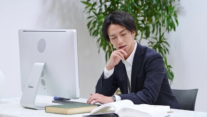 Aufkleber - オフィスで仕事をする男性