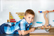 zabawka edukacyjna, zabawy edukacyjne, waga drewniana, ważenie, mierzenie, przedszkolne