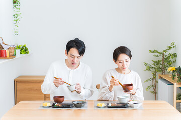 Wall Mural - 朝ごはんを食べる日本人カップル