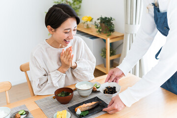 Wall Mural - ごはんを準備する日本人男性