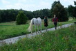 FU 2021-09-12 Acker 58 Auf dem Weg spazieren Leute mit einem Pferd