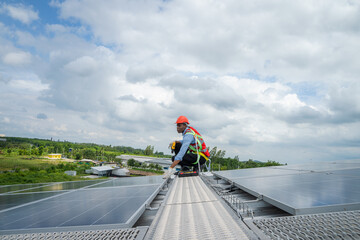 Aufkleber - Engineer using drill installing the solar panels on roof structure in an residential area,Green energy,Ecological,Using natural renewable energy.