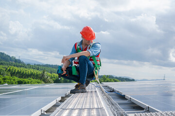 Aufkleber - Technician wearing safety harness belt using drill during installing the solar panels on roof structure of building factory.