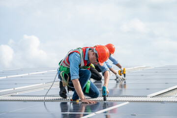 Aufkleber - Engineer using drill installing the solar panels on roof structure in an residential area,Green energy,Ecological,Using natural renewable energy.