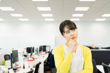 Poster - オフィスで悩む女性
