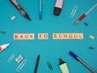 back to school - napis z drewnianych kostek, przedmioty biurowe, spinacze, długopis, zakreślacz