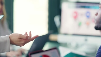 Aufkleber - ミーティングする多国籍グループ　会議シーン　グローバルビジネス
