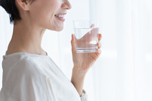 水を飲むミドル女性（健康・ヘルスケア・熱中症対策）