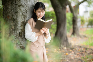 Poster - 公園で本を読む女性　reading