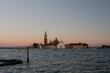 L' Île de San Giorgio Maggiore vue au lever du soleil depuis un vaporetto 