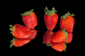 Wall Mural - Strawberries isolated on black  with reflection