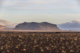 Fototapeta Niebo - Górski krajobraz z kamienistym polem