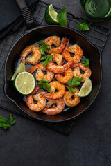 Canvas Print - spicy roasted shrimps in cast iron pan