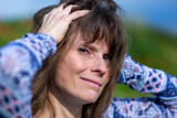 Fototapeta Młodzieżowe - Portrait einer Frau mit Muster im blau weißen Sweatshirt im Sommer in der Natur