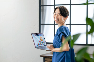 Poster - おしゃれな室内で仕事する女性
