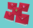 Świąteczne czerwone koperty na niebieskim tle Mikołaj, skarpetki, choinka