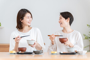 Wall Mural - 家で食事する友達（料理・朝食・自炊・和食・健康・ルームシェア・同居）