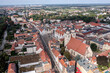 historischen Stadtkirche, Blick über den Marktplatz und Fachwerkhäuser zur Schlosskirche, Lutherstadt Wittenberg, Sachsen-Anhalt, Deutschland