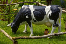 Vaca Lechera Comiendo Pasto Escultura 