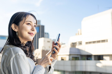 Poster - ベランダでスマホを使う女性