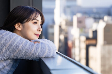 Poster - ベランダで外を眺める女性