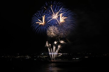 Canvas Print - Display of colorful fireworks in dark sky during British firework championship in Plymouth, Devon