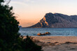 Ausblick auf die Insel Tavolara vom Strand an der Nordost-Küste auf Sardinien Italien bei Sonnenuntergang