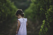 Kleines Mädchen im Weinberg