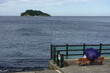 猿島を望みアイアイ日傘、横須賀の海
