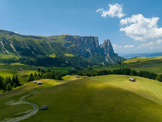 Fototapete - Sunny summer day in the Dolomites mountains on the Seiser Alm plateau. Rolling meadows and hills on a beautiful day. 