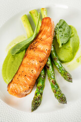 Canvas Print - salmon steak with green asparagus