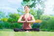 © maru54 - 緑あふれる公園でヨガをする若い女性