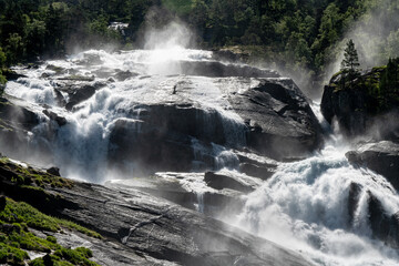 Wasserfall Tveitafossen im Husedalen bei Kinsarvik, Norwegen