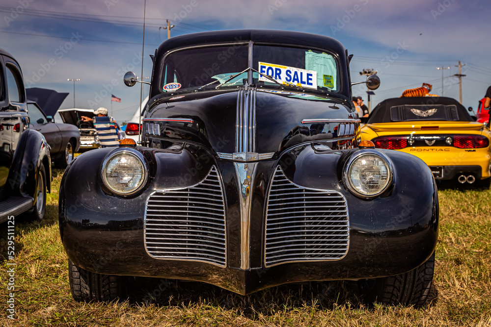 アンティーク 
花瓶 1940 Pontiac Deluxe Six Series 26 4-door Sedan の Stock フォト
