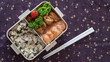 四角い弁当箱の日本食のお弁当（ランチボックス）エビマヨ