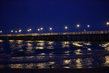 Fototapeta Pomosty - morze, molo, światło nad wodą morską