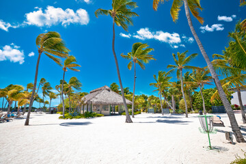 Wall Mural - Idyllic white sand beach in Islamorada on Florida Keys