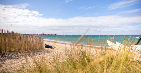 Wall Mural - Vacancier dans un paysage de bord de mer en France sur la côte, vendéenne.