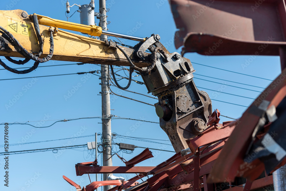 Demolition machines for dismantling steel-framed buildings ...