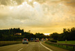 morgendlicher Verkehr auf der Autobahn, Sonnenaufgang, Morgenstimmung auf BAB A 96 bei Landsberg
