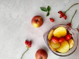 Fototapeta  - Dzika róża i jabłko - naturalna herbata na odporność