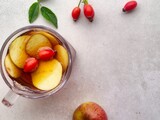 Fototapeta  - Herbata z jabłek i dzikiej róży