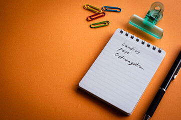 Leinwandbilder - There is a notebook with the word Landing Page Optimization. It's placed on a color background.
