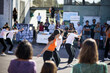 Des jeunes dances sur une place publique, spectacle de dance