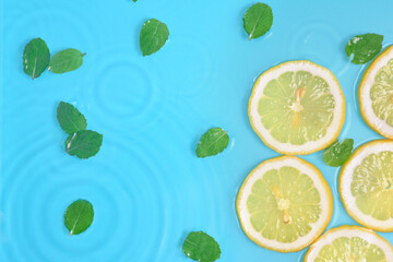  レモンとミントの水面背景素材